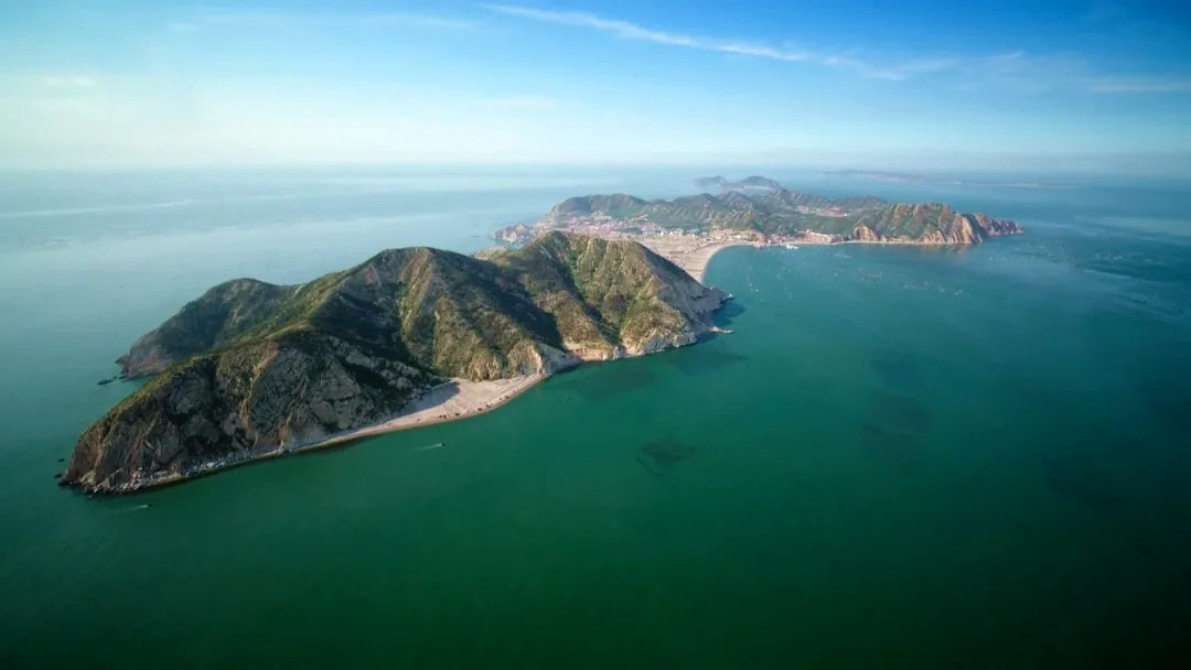 海防預(yù)警方案、海防監(jiān)測(cè)和預(yù)警監(jiān)控系統(tǒng)適合采用制冷型光電轉(zhuǎn)臺(tái)球型攝像機(jī)作為前端硬件